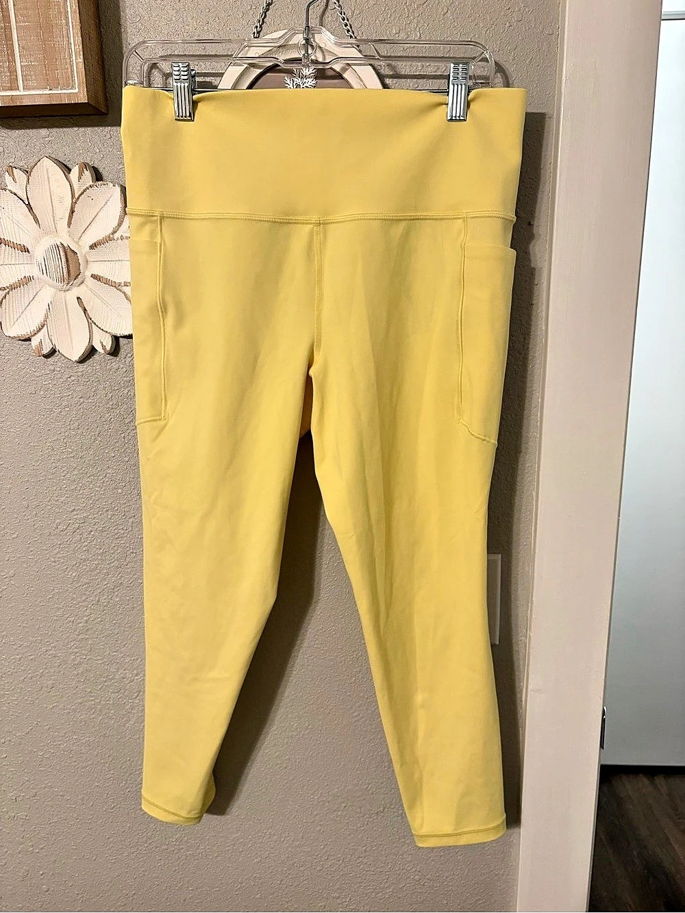 Athleta Salutation Stash 7/8 Tight Yellow Leggings Large